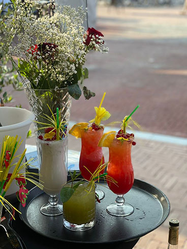 Cocktails op dienblad bij restaurant Saint Tropez.